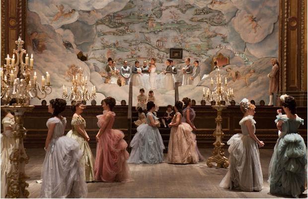 Bild hier gefunden: http://www.househunting.ca/decorating/Behind+scenes+Anna+Karenina/7709707/story.html?__federated=1