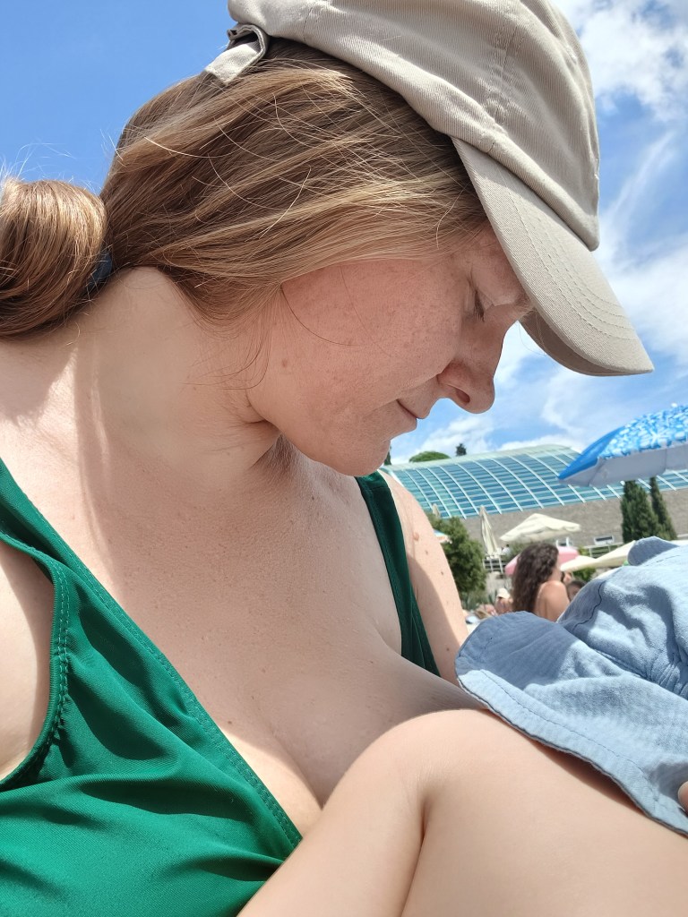 ich beim Stillen am Strand