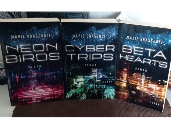 Neon Birds von Marie&nbsp;Graßhoff